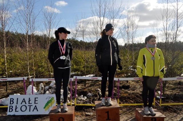 Daria Gawłowska na najwyższym stopniu podium i druga na podium Kinga Kaszubowska