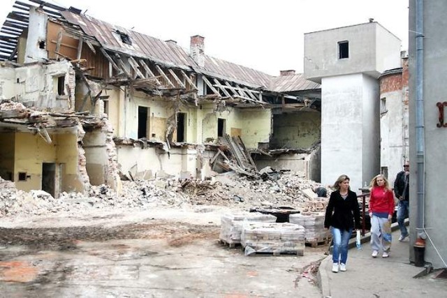 Rozpoczęła się rozbiórka ruiny przy zbiegu Wyszyńskiego i Szpitalnej. Będzie tam nowa siedziba Wojewódzkiego Ośrodka Medycyny Pracy