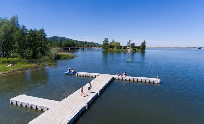 Woda, plaża i góry! Jezioro Bielawskie w Górach Sowich to idealne miejsce na wypoczynek. Zobacz!  