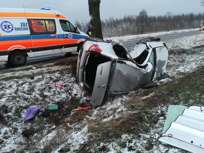 Wypadek na trasie Kiszkowo - Pobiedziska. Boczne uderzenie samochodu w drzewo