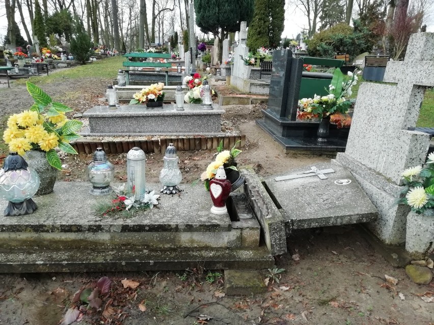 Zniszczone nagrobki na cmentarzu w Świebodzinie