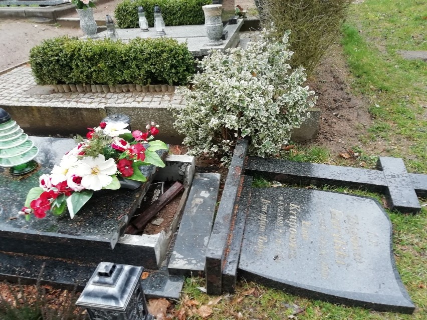 Zniszczone nagrobki na cmentarzu w Świebodzinie
