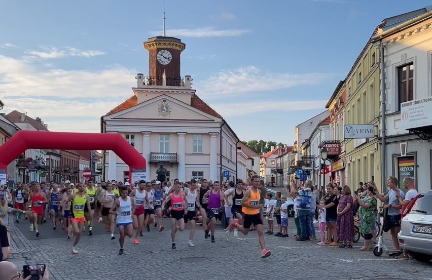 Bieg Milowego Słupa w Koninie. Ponad 500 zawodników wzięło udział w biegu i marszu z kijkami [WIDEO]