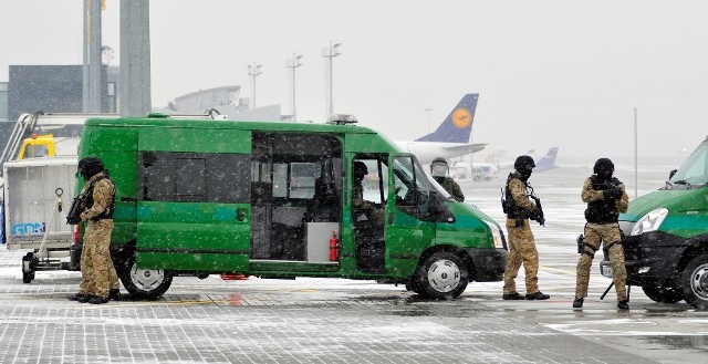 Ambulans ten przystosowany jest do holowania zestawu służącego do wywożenia materiałów niebezpiecznych.

 Izolowany jest termicznie i dźwiękowo. Z jego wnętrza operator drogą radiową może sterować urządzeniami podczas działań. Umożliwiają to specjalne anteny zainstalowane na dachu.