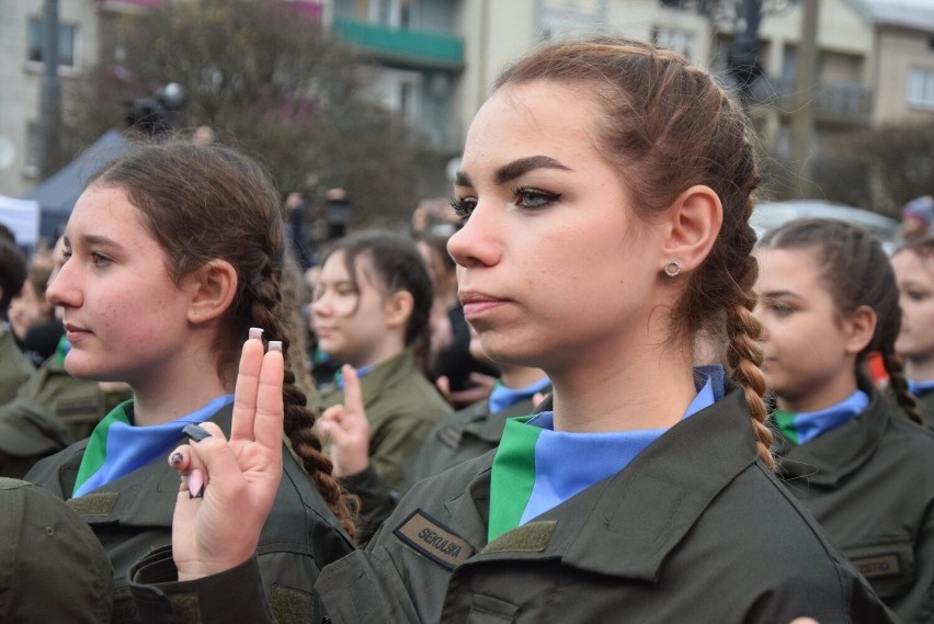 Obchody Święta Niepodległości zgromadziły sporą grupę...