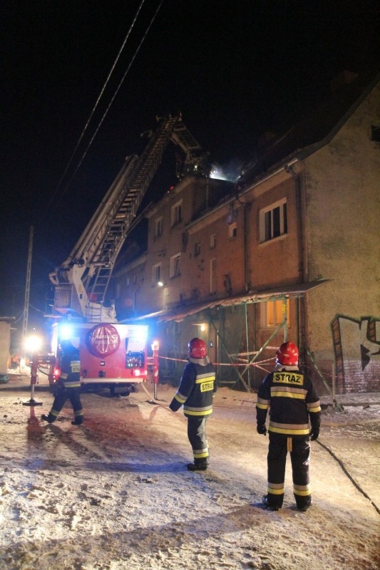 Oława: Pożar w budynku przy ulicy Opolskiej, ewakuowano 18 osób (ZDJĘCIA)