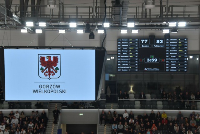 W Arenie Gorzów są dwie tablice z wynikami oraz telebim z czterema ekranami.