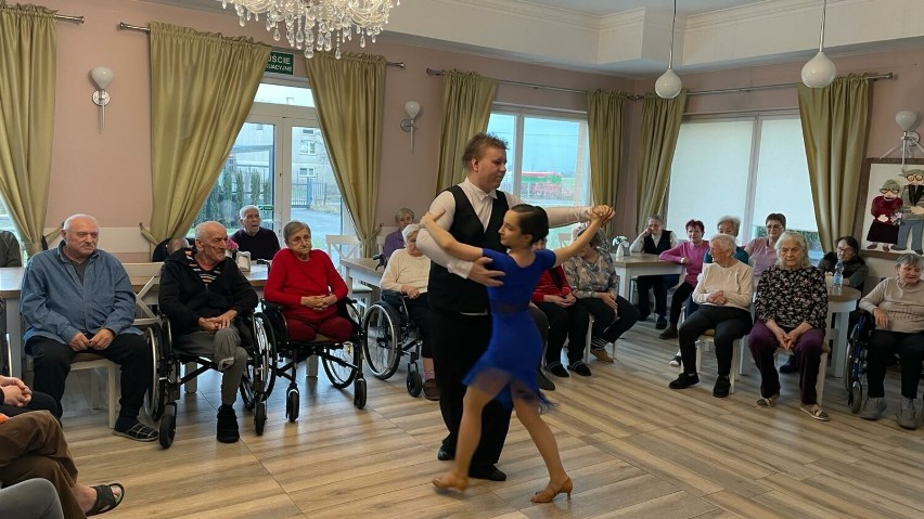 Taneczny Dzień Babci i Dziadka w Domu Seniora w Wieluniu i wzruszająca wizyta w Gromadzicach