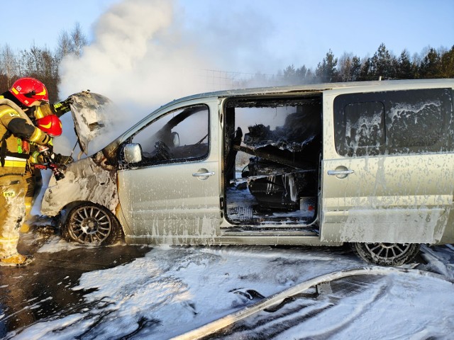 Na parkingu MOP w Stobiecku Szlacheckim doszło do pożaru samochodu dostawczego