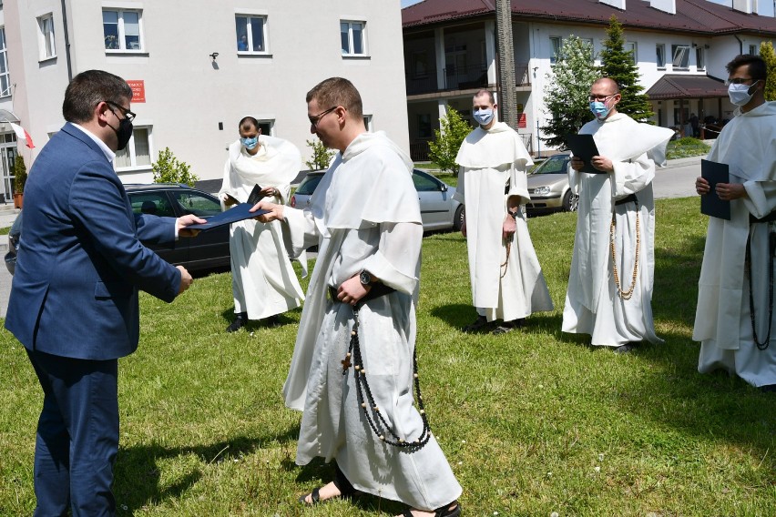 Bochnia. Ognisko koronawirusa w DPS wygaszone, siedmiu dominikanów wyjechało