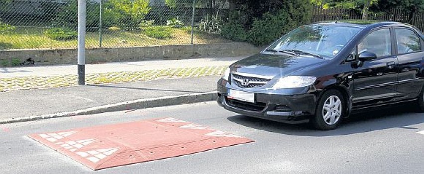 Nie wszyscy zwalniają i pokonują progi zwalniające na ulicy...