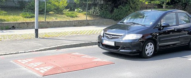 Nie wszyscy zwalniają i pokonują progi zwalniające na ulicy Wierzbowej.