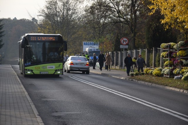 Na cmentarz w Gorzowie dojedziemy trzema liniami: 105, 111 i 132.