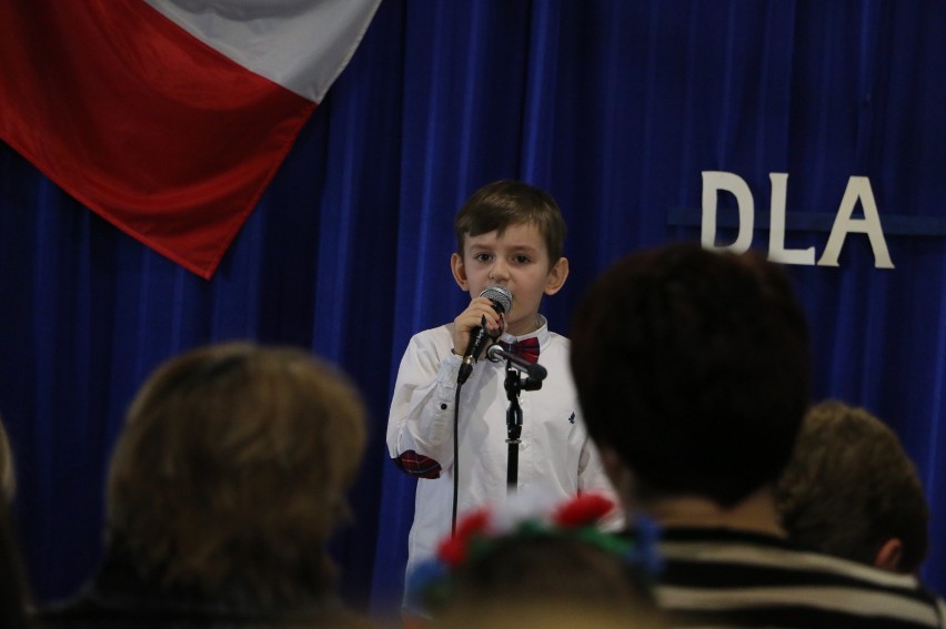 Patriotyczne piosenki w wykonaniu przedszkolaków w Katoliku [zdjęcia]