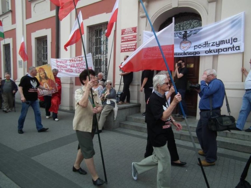 Około 200 osób manifestowało w Poznaniu przed urzędem miasta...