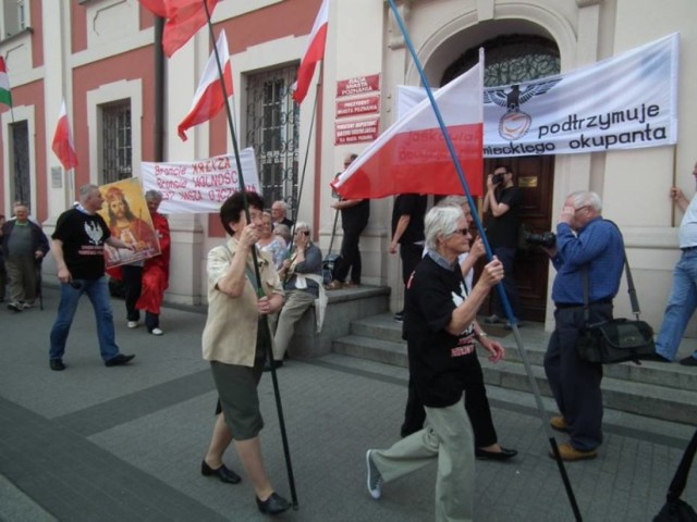 Około 200 osób manifestowało w Poznaniu przed urzędem miasta w sprawie figury Chrystusa. Władze miasta nie zgodziły się na jej zainstalowanie. Figura Chrystusa w Poznaniu miała stanąć na Placu Mickiewicza.

CZYTAJ WIĘCEJ: "Jaśkowiak podtrzymuje decyzję niemieckiego okupanta". Awantura o figurę Chrystusa [ZDJĘCIA]