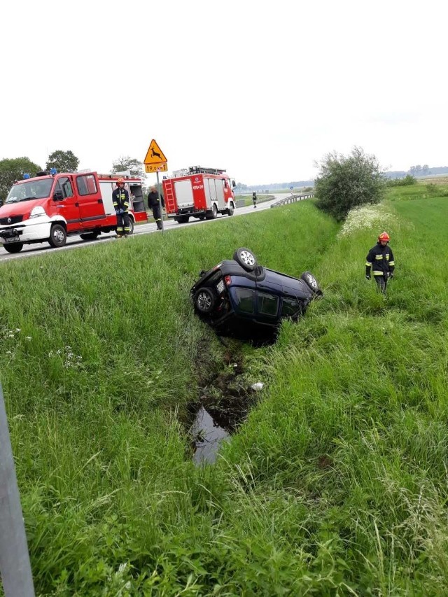 Do wypadku doszło w piątek, 18 maja. 42-letnia kobieta jadąc ulicą Polną chciała przejechać przez krajową "10" do miejscowości Kierz. Nie zauważyła jadącego prawidłowo drogą krajową z pierwszeństwem mercedesa, którym kierował 38-latek zmierzający trasą w kierunku Torunia.