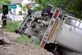 Samochód przewożący popiół wypadł z drogi na trasie Szubin - Łabiszyn [zdjęcia]