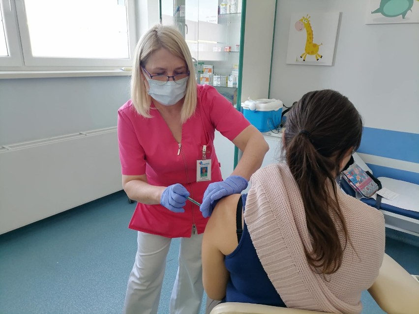 W szpitalu Latawiec w Świdnicy trwają szczepiania nauczycieli. Zgłosiło się już 820 osób!