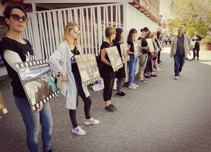 Akcja obrońców praw zwierząt w centrum Piły [ZDJĘCIA]