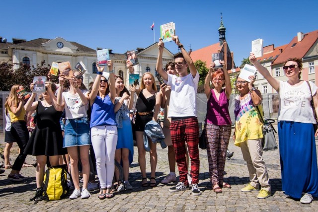 Kilkadziesiąt osób zebrało się dziś (wtorek) na Starym Rynku w Bydgoszczy, żeby przez kwadrans wspólnie i w ciszy czytać swoją ulubioną książkę. To była niezwykła akcja!

Czytelniczy flash mob „Bydgoszcz czyta” to pomysł Jolanty Niwińskiej z fundacji Bookcrossing Polska. Na płycie Starego Rynku w Bydgoszczy zjawiło się dzisiaj (wtorek) sporo młodzieży i tych najmłodszych czytelników. Co lubią? Wśród młodych ludzi przewijały się książki Małgorzaty Musierowicz, Romana Pisarskiego czy Hansa Christiana Andersena. Zobaczcie, jak czyta Bydgoszcz!