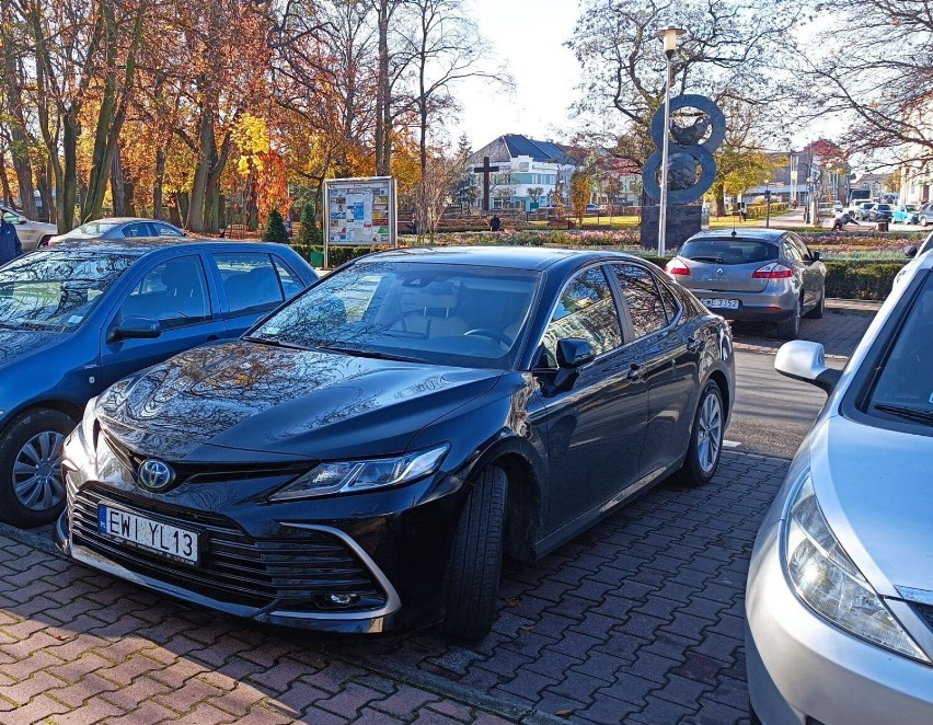 Burmistrz Wielunia kupił hybrydowe auto, ale schody do ratusza też przebudują FOTO