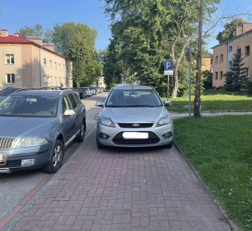„Królowie” parkowania w Częstochowie i powiecie. Co oni sobie myślą? Zobacz, co potrafią kierowcy. Trudno w to uwierzyć!