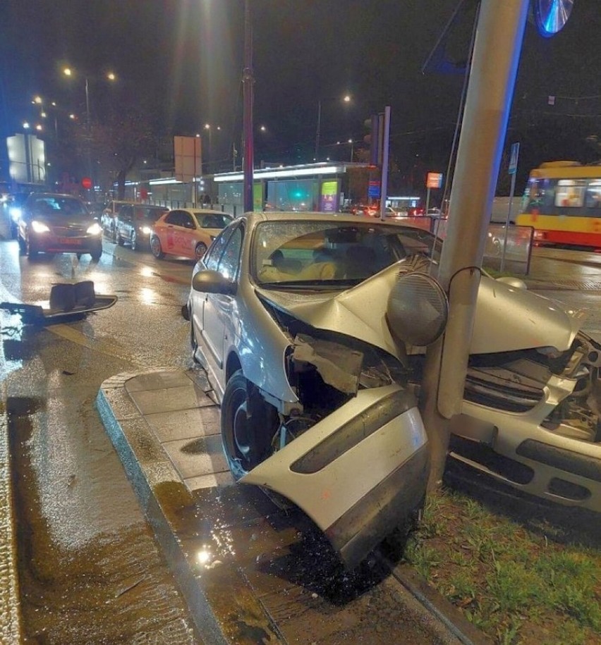 Pijany Gruzin urządził sobie rajd ulicami Pragi Południe. Rozpędzony pojazd rozbił na sygnalizatorze