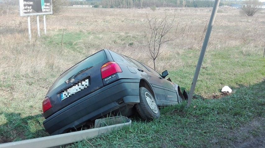 Wypadek na ulicy Sienkiewicza w Sieradzu. Volkswagen golf zjechał do rowu, jedna osoba ranna