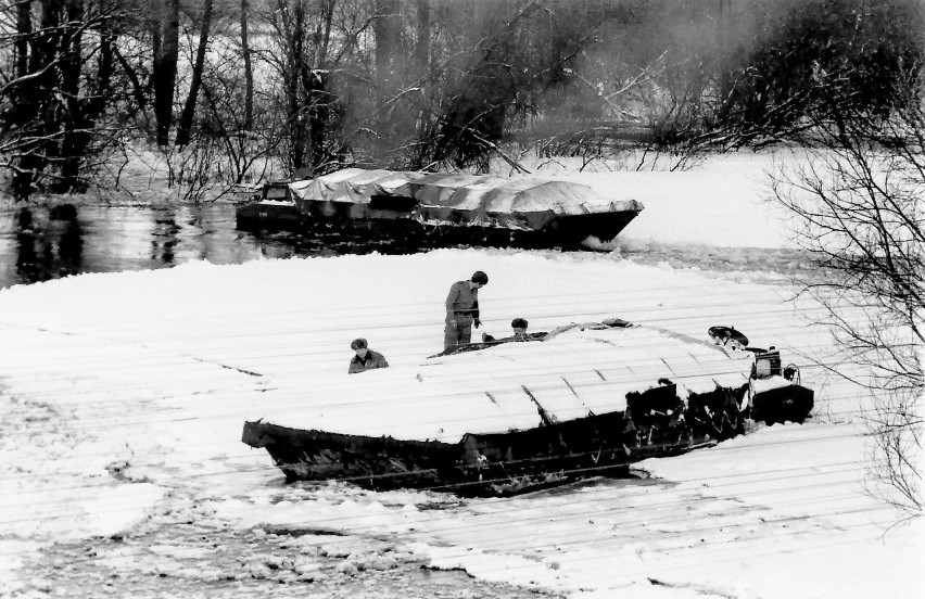 Zima w stanie wojennym: Luty 1982 r., pływające transportery...