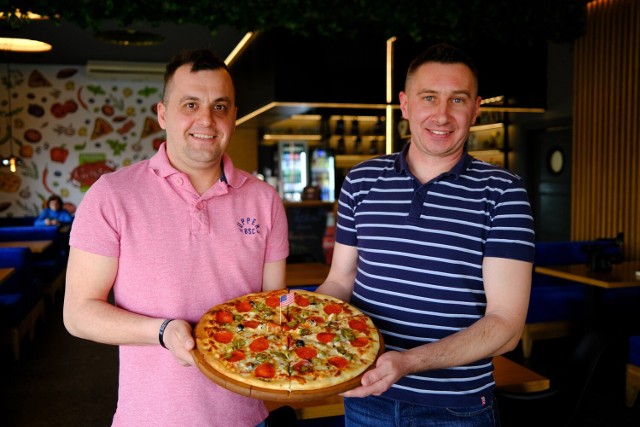 Damian Drupka i Rafał Kramarz, właściciele Pizzerii Gusto w Głogowie Małopolskim, z dumą prezentują pizzę - taką samą próbował Joe Biden, prezydent USA