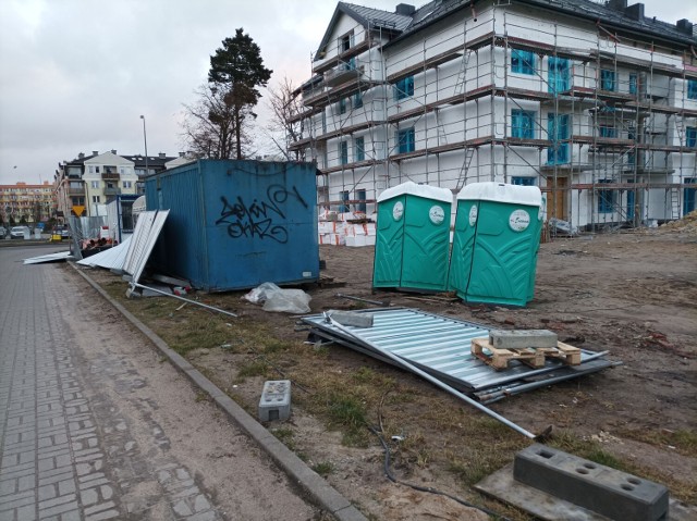 Wiatr przewrócił ogrodzenie budowy na ulicy Polnej i rozniósł po okolicy materiały budowlane