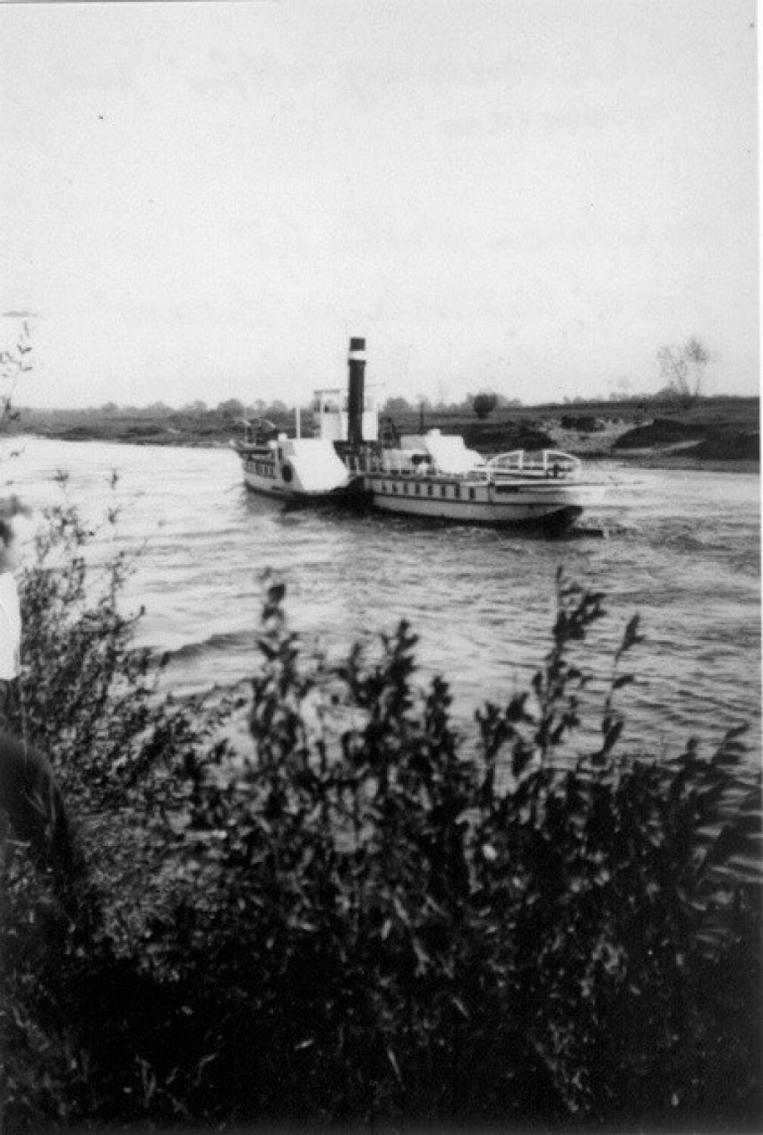 Mały statek podczas rejsu Wisłą z Oświęcimia do Krakowa