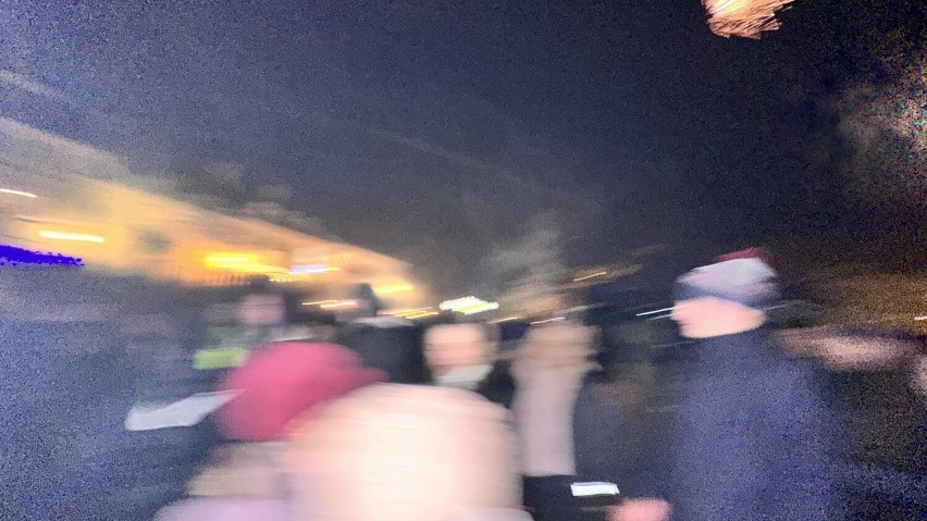 Sandomierz powitał Nowy Rok 2024. Sylwester z rycerskim polonezem wokół Ratusza i pokazem laserowym