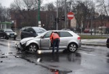 Wypadek na Grunwaldzkiej: Samochód osobowy zderzył się z karetką [ZDJĘCIA]