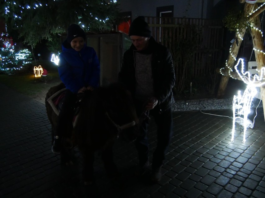 Żywa szopka w Karczewie w czasie Bożego Narodzenia przyciąga...