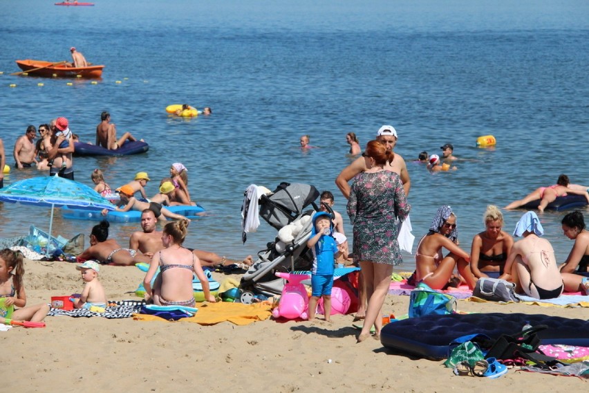 Gorące lato nad Pogorią III, plaża oblegana przez...