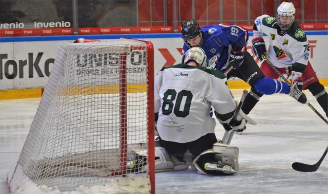 Półfinał hokejowych mistrzostw Polski juniorów młodszych (U-18) w Tychach: UKH Unia Oświęcim - KS Katowice Naprzód Janów 0:4. Na zdjęciu: Michał Kowalczuk (nr 19) stara się pokonać bramkarza janowian Jakuba Ciućkę.