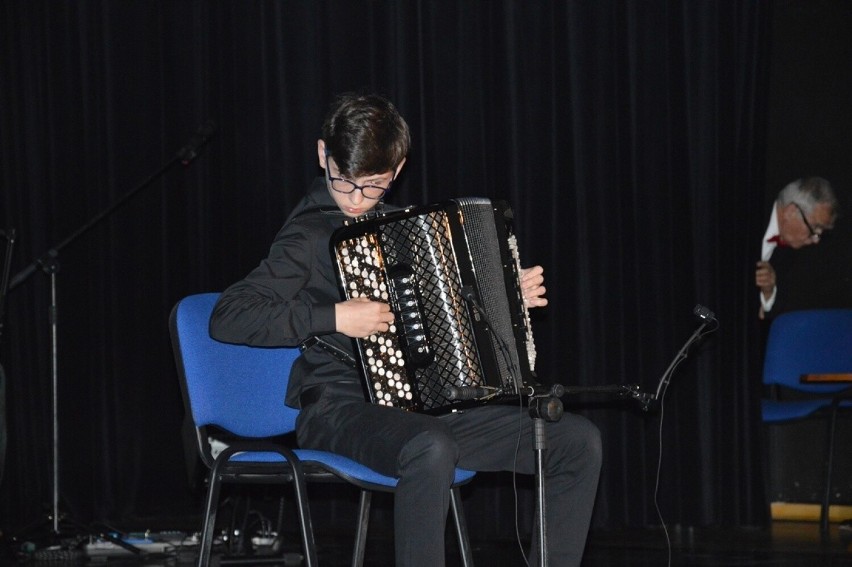 Plejada gwiazd i pełna widownia podczas Fiesta Harmonica Festival w Stalowej Woli. Zobacz zdjęcia