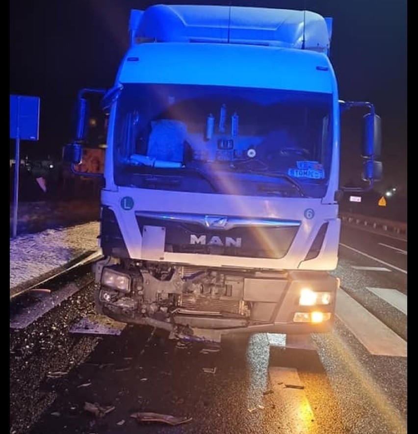 Wypadek w Tuszynie na drodze krajowej numer 12. Samochód osobowy zderzył się z ciężarówką 30.01.23