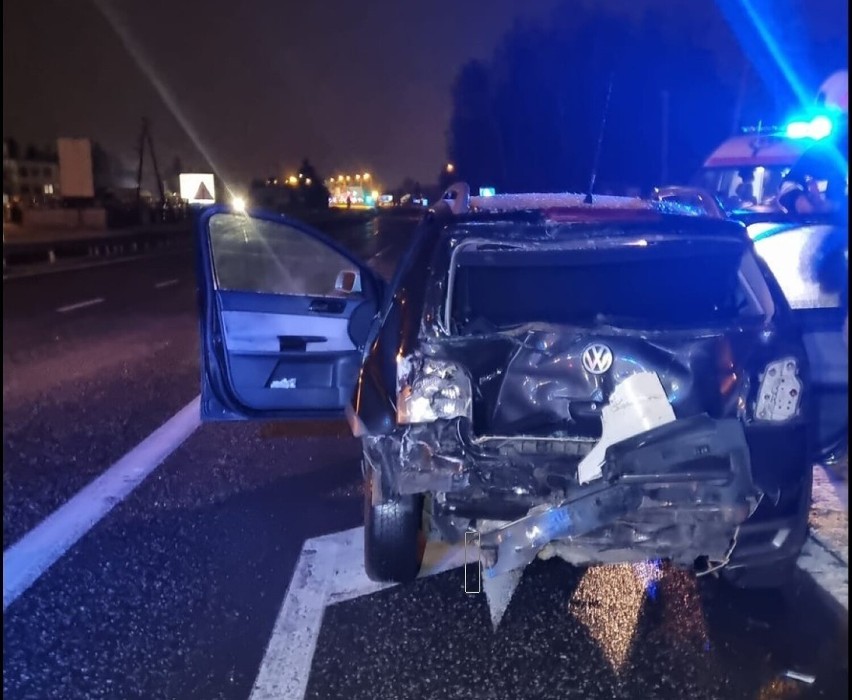 Wypadek w Tuszynie na drodze krajowej numer 12. Samochód osobowy zderzył się z ciężarówką 30.01.23