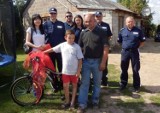 Chłopiec stracił w pożarze rower. Policjanci z Końskich, poruszeni historią, zebrali gotówkę na nowy