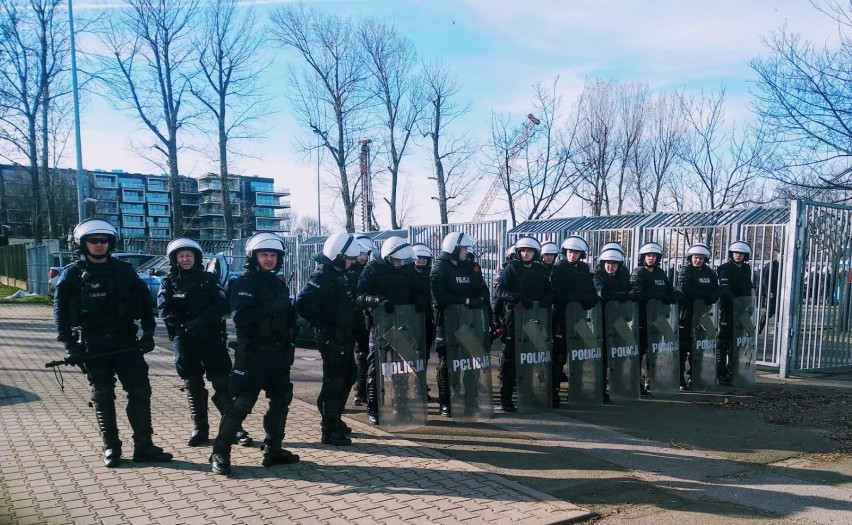 Setki policjantów zabezpieczało krakowskie derby [ZDJĘCIA]