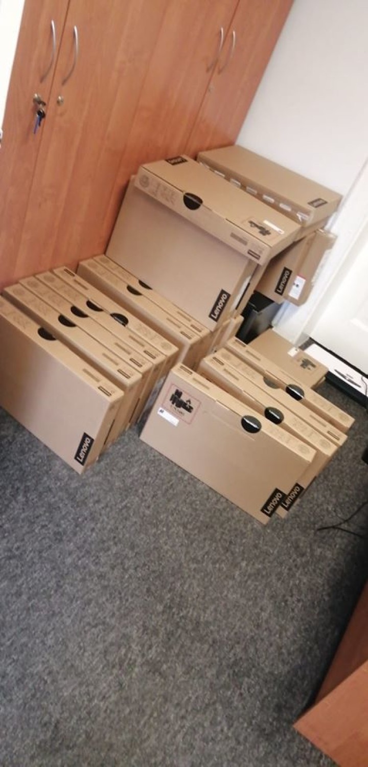 30 laptopów gotowych do przekazania uczniom z gminy Chmielno 