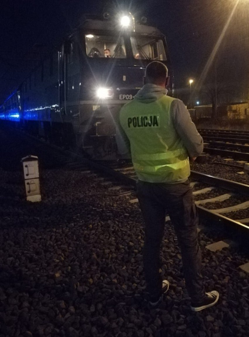 Tragiczny wypadek na torach w Pruszczu. Pod kołami pociągu zginął 30-letni mężczyzna