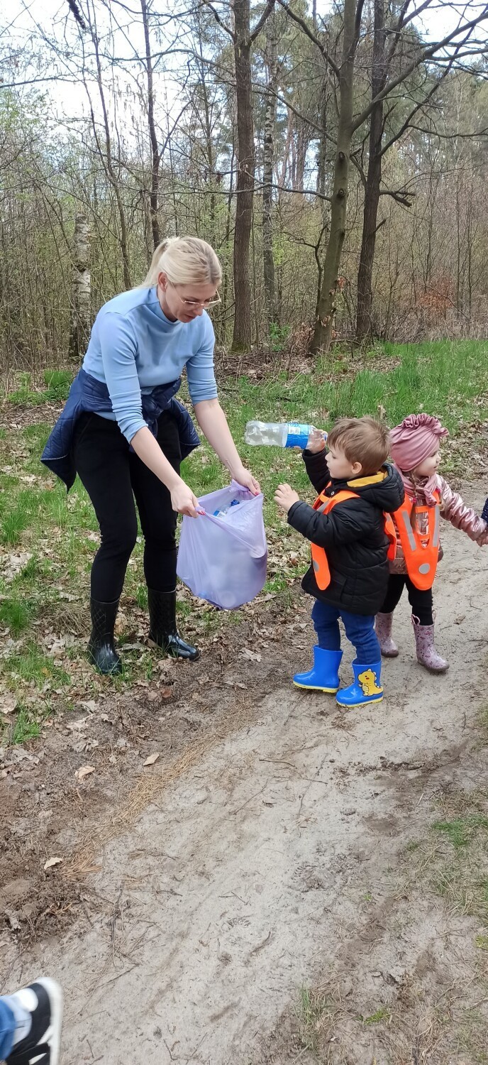 Dzieci z Przedszkola nr 3 na wycieczce w lesie. Atrakcji nie brakowało. Zobaczcie zdjęcia! 