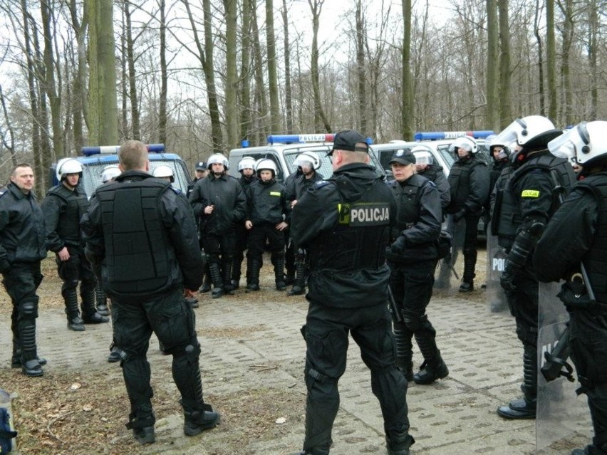 Na stadionie w Wejherowie policjanci ćwiczyli przed meczem Gryfa Orlex Wejherowo z Legią Warszawa