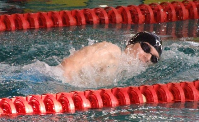 Wojtek Wojdak w okresie ciężkiego treningu już pływa na poziomie kwalifikacji do juniorskich mistrzostw Polski.