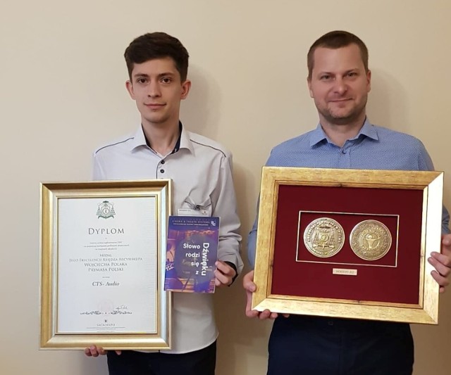 Od lewej Sebastian Łatka i Paweł Potoczek - ojcowie sukcesu. Na zdjęciu z medalami od prymasa Polski