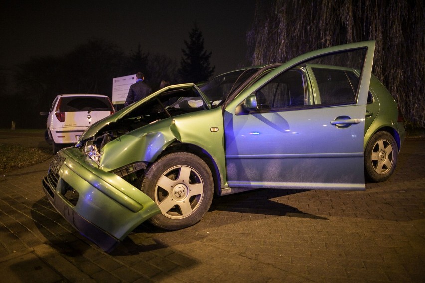Wypadek na ul. Drewnowskiej w Łodzi. Zderzyły się dwa samochody